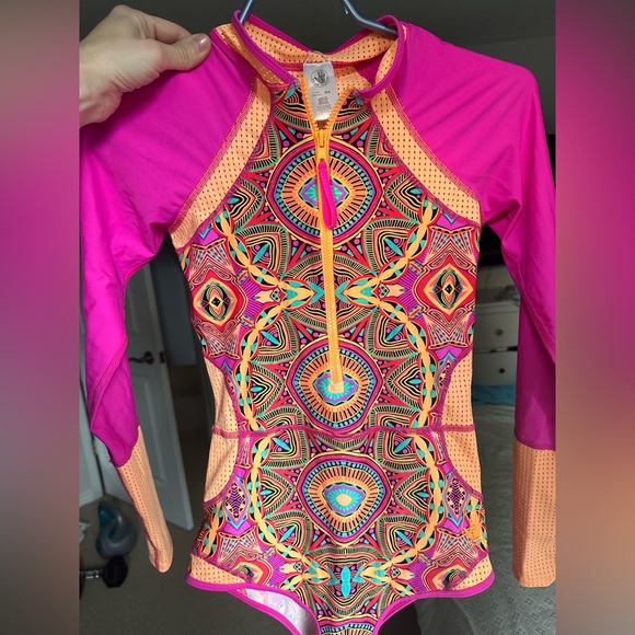 Body glove swimsuit rash guard, brand new only ever tried on! Beautiful swimsuit - Picture 1 of 1